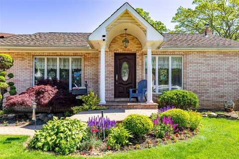 656 N Greene Avenue, Lindenhurst, NY 11757