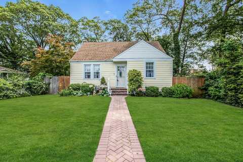 15 Robbins Avenue, Islip, NY 11751