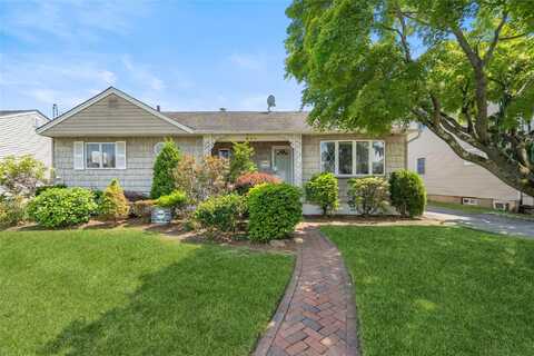 697 Byron Avenue, Franklin Square, NY 11010