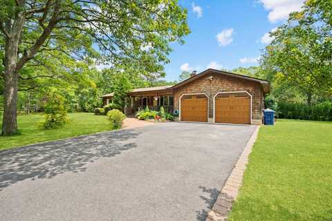 8 Jackson Avenue, Hampton Bays, NY 11946