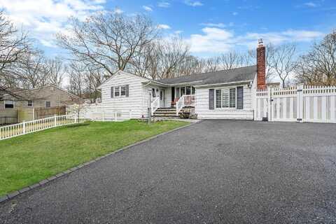 122 Ridgewood Avenue, Farmingville, NY 11738