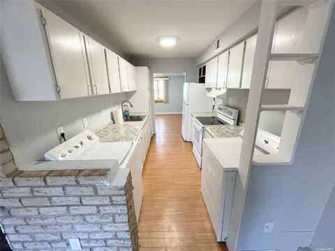 34 Wooded Way, Calverton, NY 11933