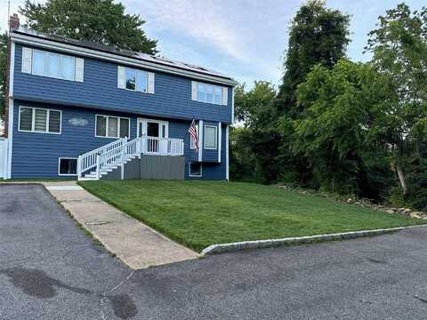 195 Kensington Court, Copiague, NY 11726