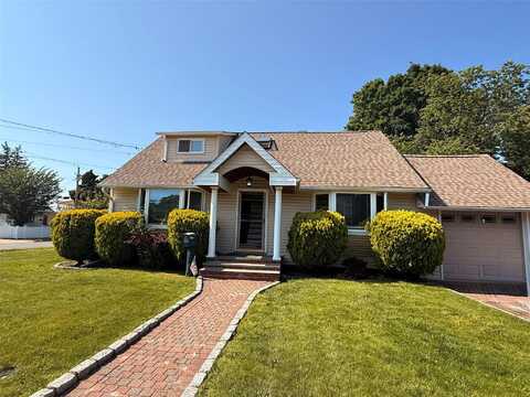 7 Ronald Avenue, Hicksville, NY 11801