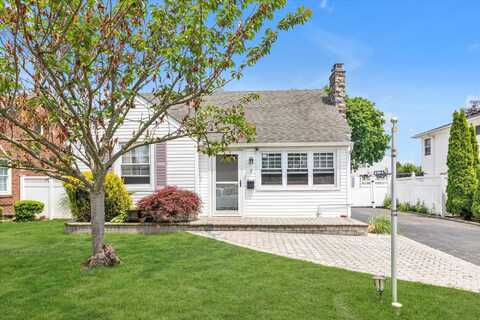 2 Madison Avenue, Bellmore, NY 11710