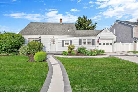 39 Oaktree Lane, Levittown, NY 11756