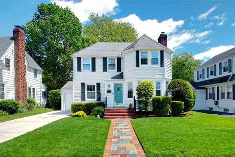 61 Roosevelt Street, Garden City, NY 11530