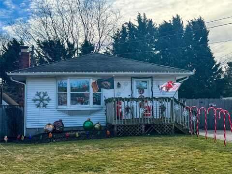 8 King Road W, Mastic Beach, NY 11951