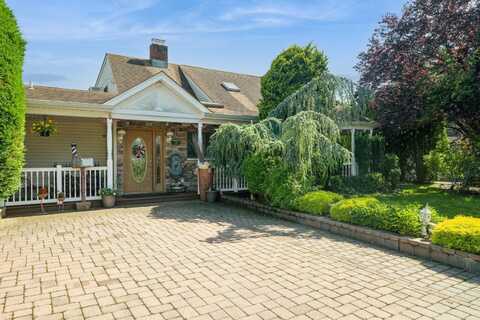 17 Piper Lane, Levittown, NY 11756