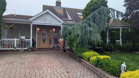 17 Piper Lane, Levittown, NY 11756