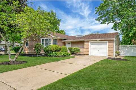 1 Leeward Lane, Commack, NY 11725