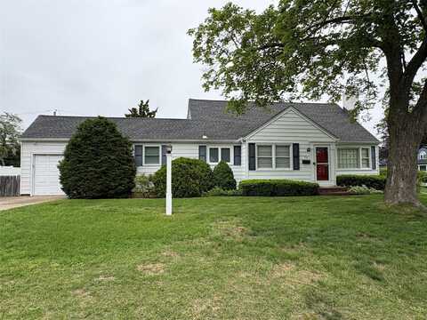 53 Canterbury Lane, North Babylon, NY 11703
