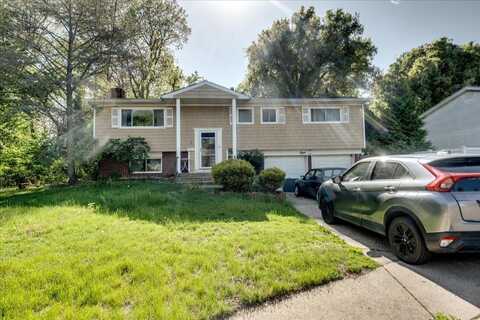 8 Holly Court, North Babylon, NY 11703