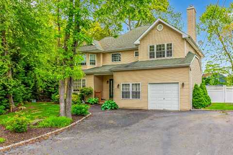 195 Bridle Way, Oakdale, NY 11769