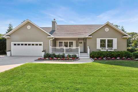 4 Beechnut Court, East Quogue, NY 11942