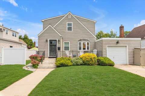 22 Lido Parkway, Lindenhurst, NY 11757