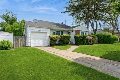 233 Violet Street, Massapequa Park, NY 11762