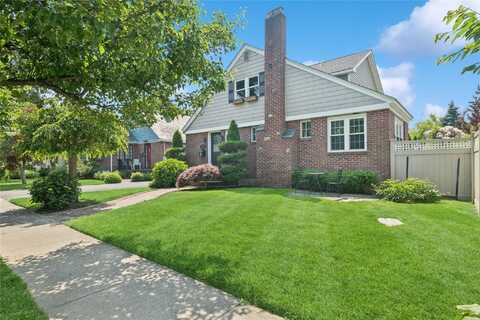 66 Wyandanch Avenue, Babylon, NY 11702