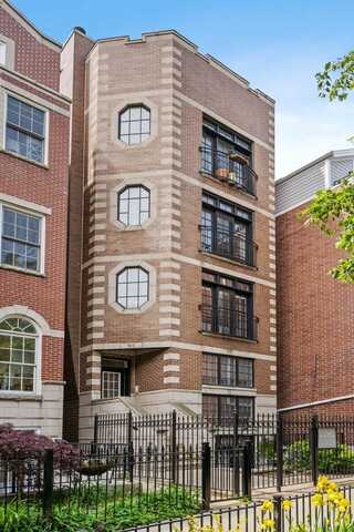 911 W Roscoe Street, Chicago, IL 60657