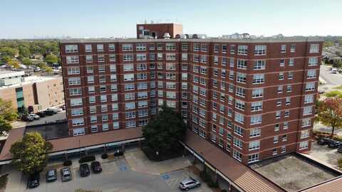 8975 W Golf Road, Niles, IL 60714