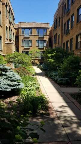7025 N Sheridan Road, Chicago, IL 60626