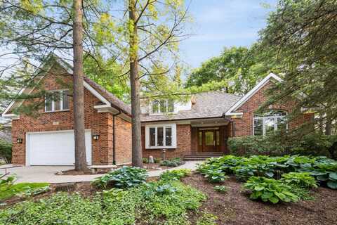 300 Carriage Hill Circle, Libertyville, IL 60048
