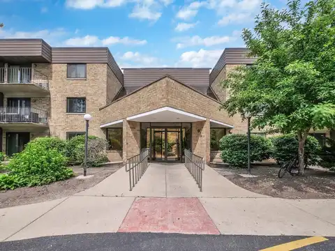 5600 Astor Lane, Rolling Meadows, IL 60008