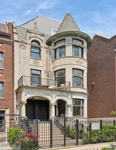 506 W Oakdale Avenue, Chicago, IL 60657