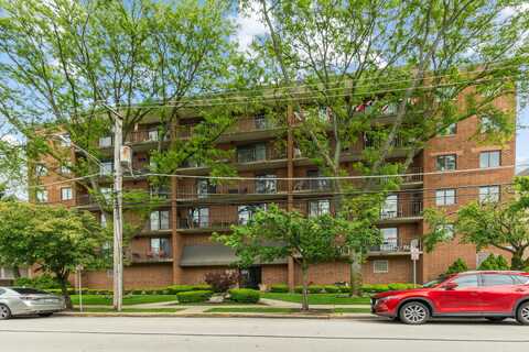 825 Center Street, Des Plaines, IL 60016