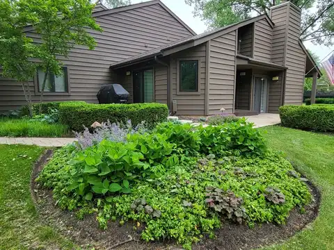 63 LAKEWOOD Circle, Saint Charles, IL 60174