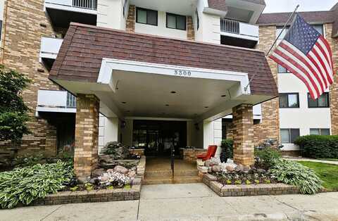 3300 N Carriageway Drive, Arlington Heights, IL 60004
