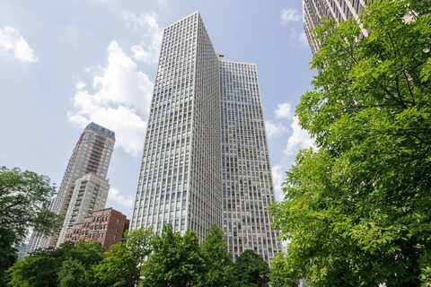 2626 N Lakeview Avenue, Chicago, IL 60614
