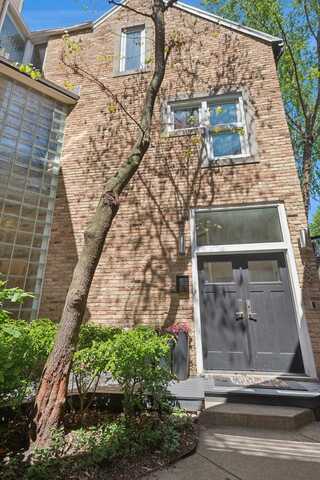 832 W Wolfram Street, Chicago, IL 60657