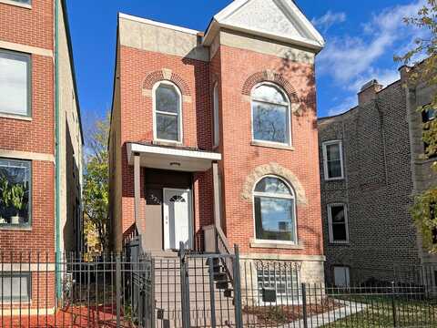 3216 W Walnut Street, Chicago, IL 60624