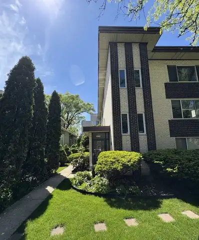 7070 N Ridge Boulevard, Chicago, IL 60645