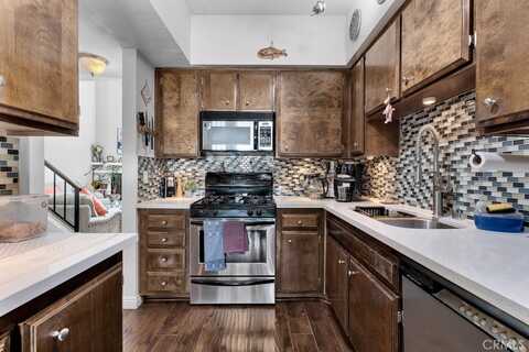 6323 Reseda Boulevard, Tarzana, CA 91335