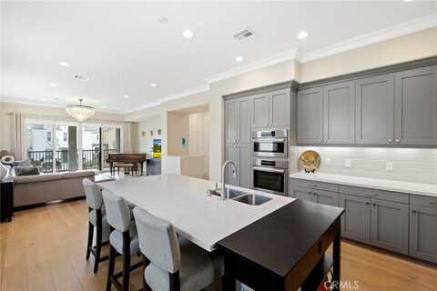 176 Follyhatch, Irvine, CA 92618