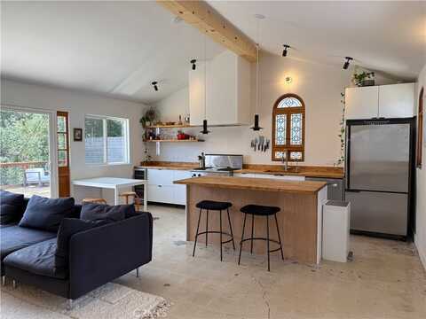 8515 Crescent Drive, Los Angeles, CA 90046