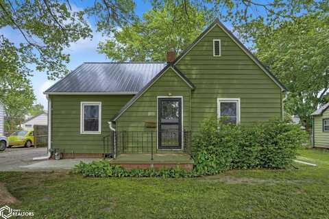 105 N Park Lane Drive, Knoxville, IA 50138