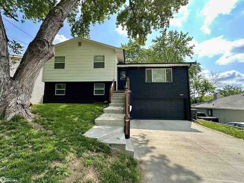 809 Knob Hill Drive, Des Moines, IA 50317
