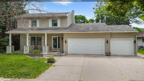 900 Knollwood Lane, Mason City, IA 50401