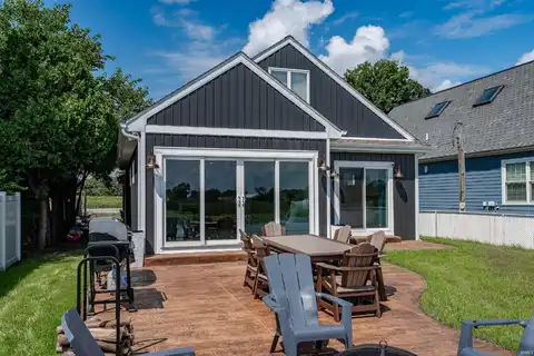 5833 E Pickwick Drive, Syracuse, IN 46567