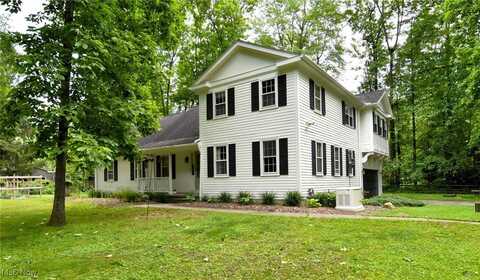 33 Forest Drive, Chagrin Falls, OH 44022