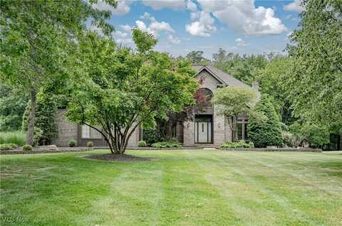 2950 Lamplight Lane, Willoughby Hills, OH 44094