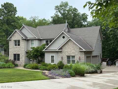 2525 Nadine Circle, Hinckley, OH 44233