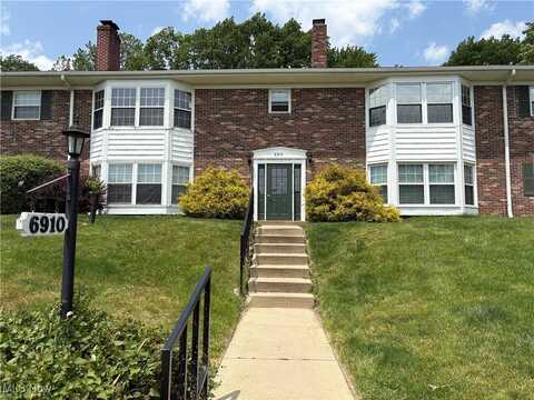 6910 Carriage Hill Drive, Brecksville, OH 44141