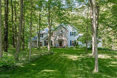 8698 Chase Drive, Chagrin Falls, OH 44023