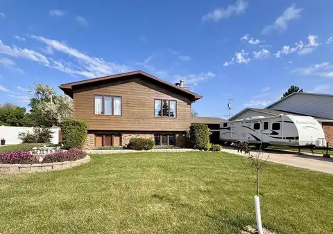 3 30th St SW, Minot, ND 58701