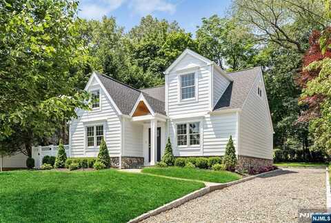 11 Carlton Avenue, Ho Ho Kus, NJ 07423