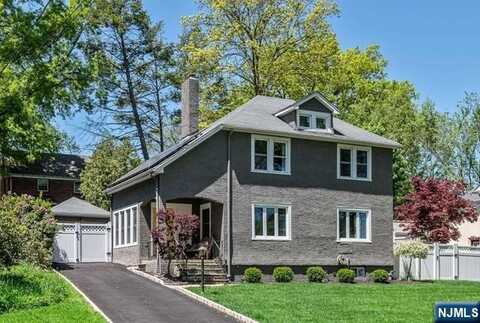 1076 Stasia Street, Teaneck, NJ 07666